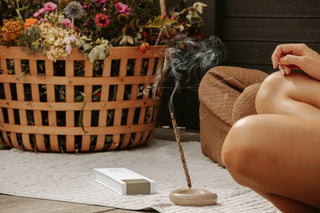 Räucherstäbchen als Symbol der Reinigung: Alte Rituale für neue Anfänge ZoaZen