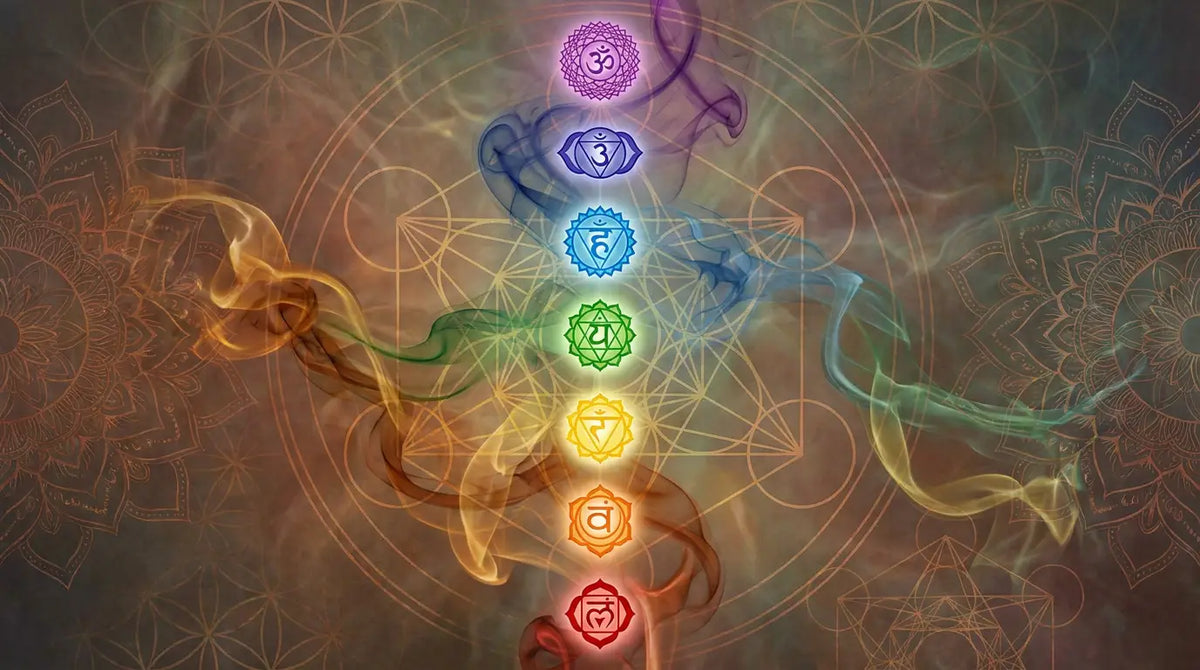 Räucherwerk und Chakren – Rauch verbindet sich mit sieben leuchtenden Chakra-Symbolen