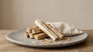 Echtes Palo Santo Holz auf Steinplatte mit Baumwollbeutel – heiliges Holz aus Südamerika