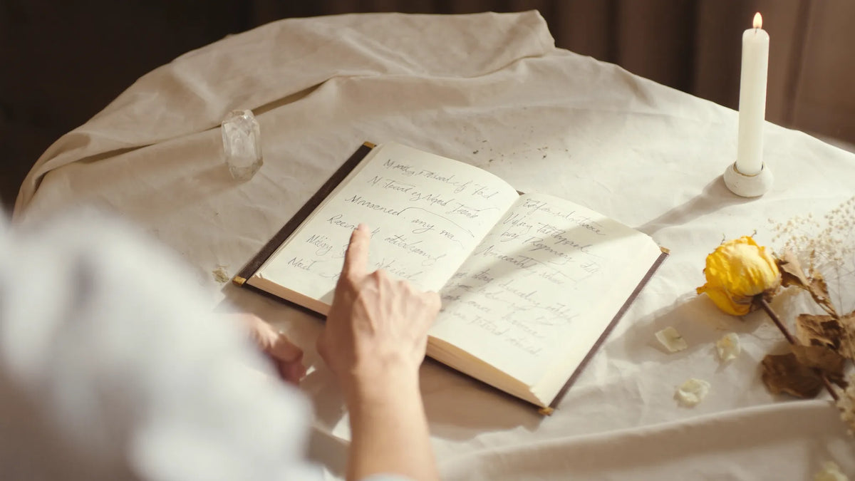 Journal mit handgeschriebenen Affirmationen und Kerze im Mondlicht