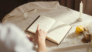 Journal mit handgeschriebenen Affirmationen und Kerze im Mondlicht