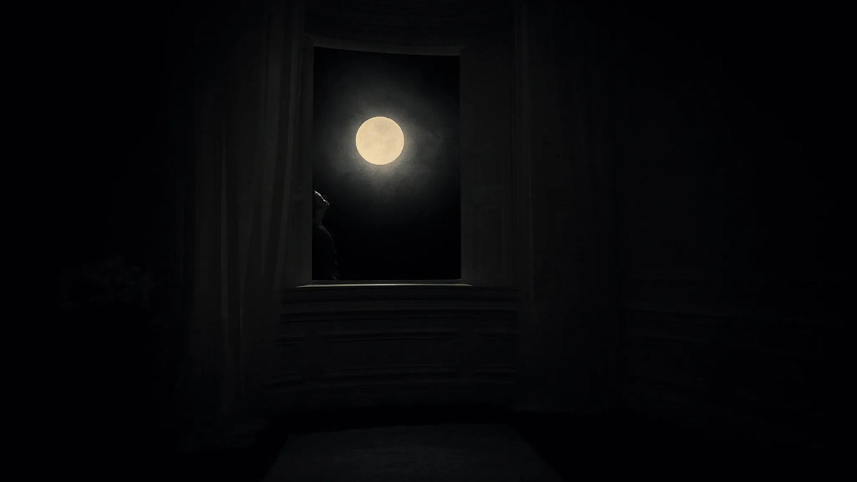 Silhouette betrachtet Vollmond am Fenster