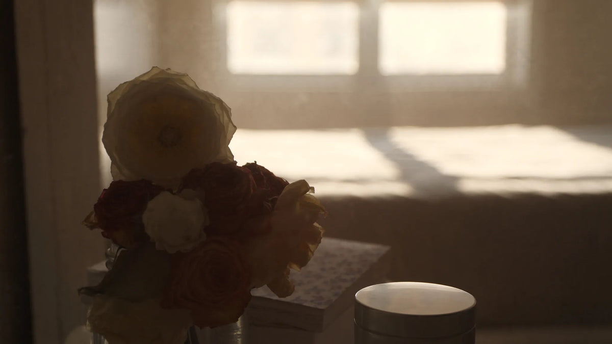 Stillleben mit getrockneten Blumen und Journal