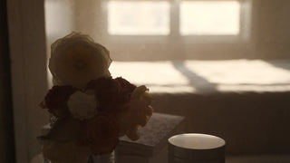 Stillleben mit getrockneten Blumen und Journal