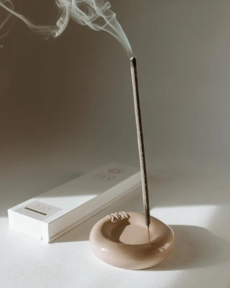 Black Copal Zen Sticks von ZoaZen – natürliche Räucherstäbchen der Pure Collection für spirituelle Verbindung – Detailaufnahme