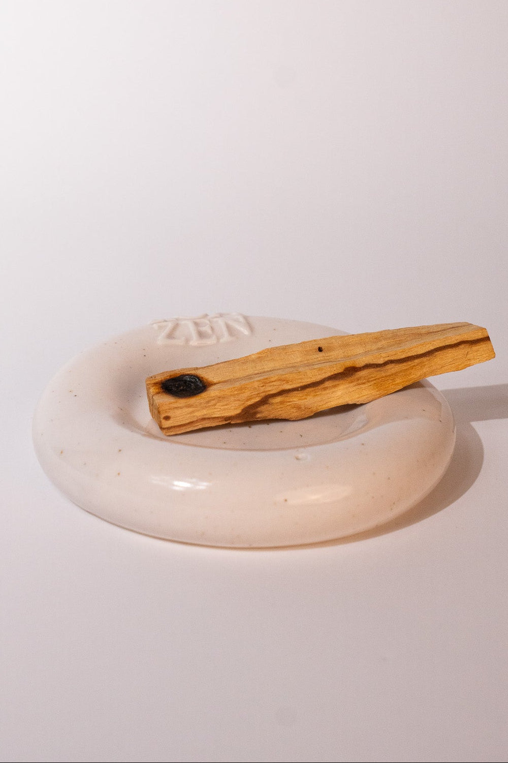 Palo Santo Holzstück auf weißem Keramik-Räucherschälchen – natürliches Räucherwerk von ZoaZen