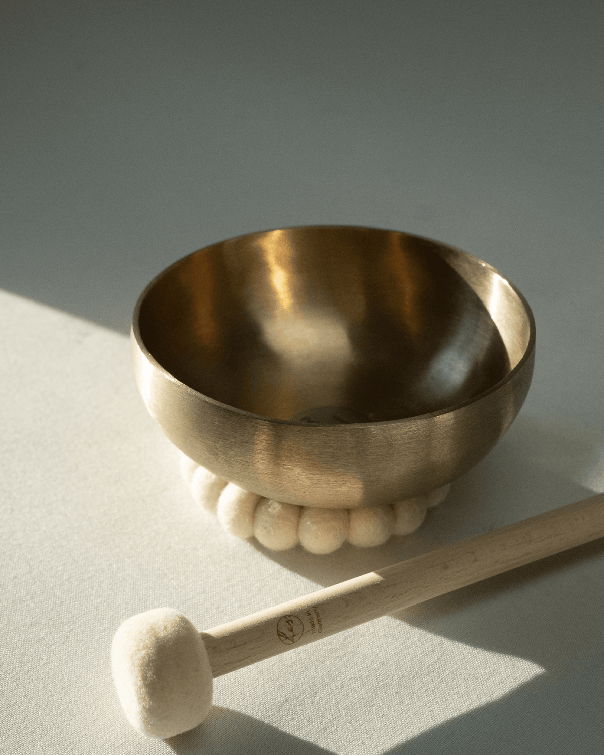 Peter Hess Therapie Klangschale Meditation Set – handgearbeitete Klangschale mit Klöppel und Unterlage für Klangmeditation und Rituale – Produktansicht