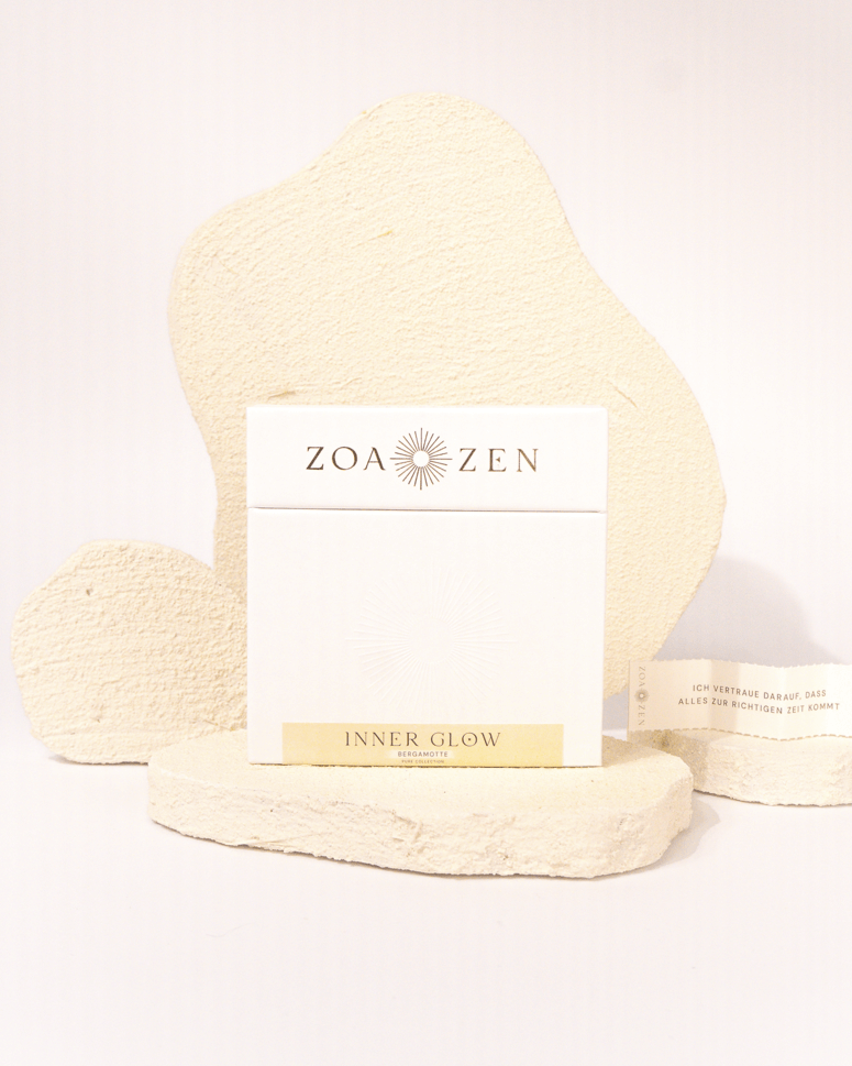 ZoaZen Inner Glow Räucherpapier mit Bergamotte – Pure Collection Verpackung auf natürlichem Sandstein
