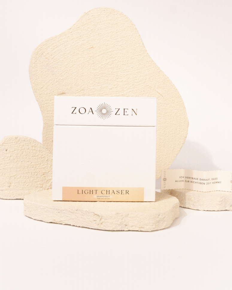 ZoaZen Light Chaser – Produktverpackung auf Sandstein-Podest, minimalistisches Räucherpapier