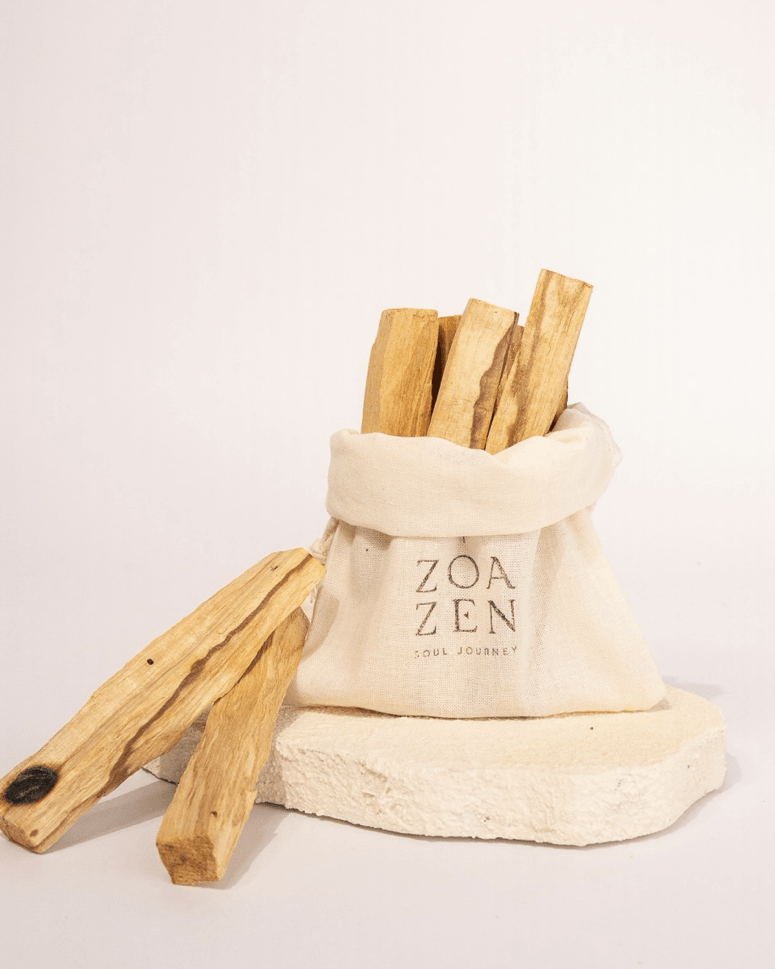 Zedernholz-Stücke in einem Baumwollsack, ideal für aromatische Räucherzeremonien.
