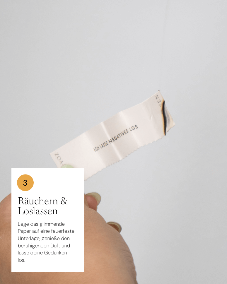 Räucherpapier mit Aufdruck 'Ich lasse Negatives los', handgehalten, für entspannende Rituale.