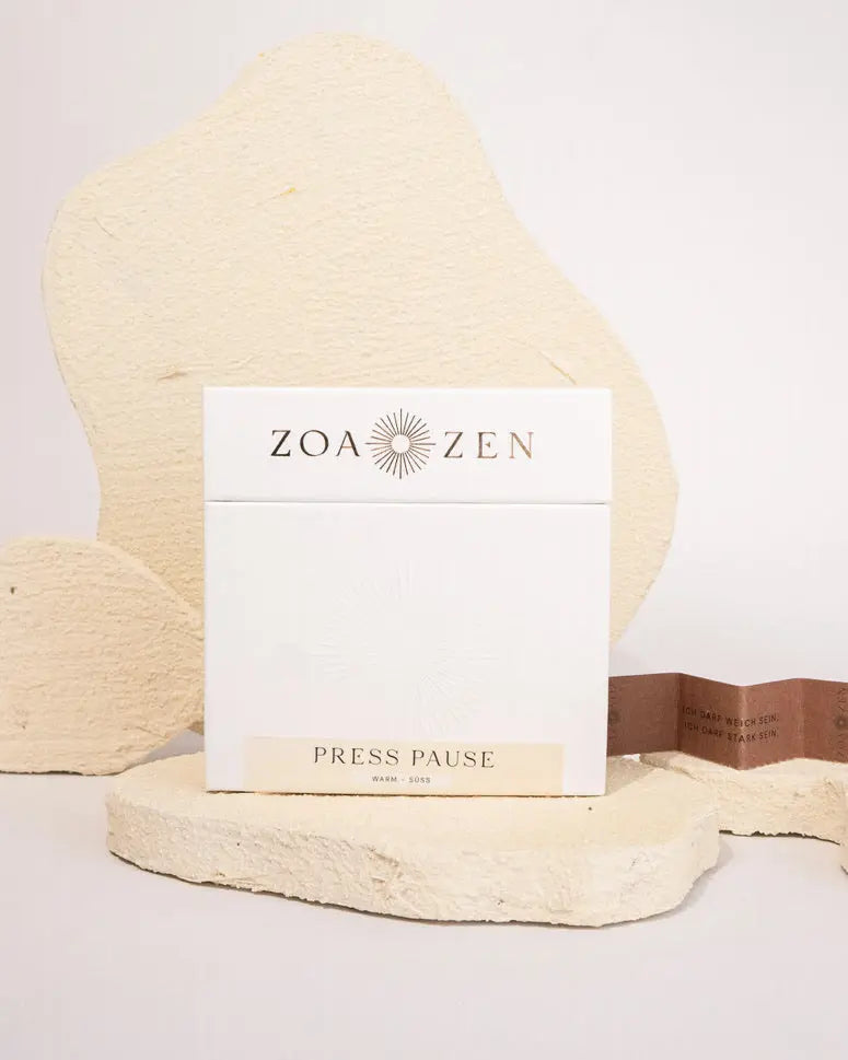 Press Pause Zen Paper von ZoaZen – beschreibbares Räucherpapier der Core Collection mit warm-süßem Duft – Detailaufnahme