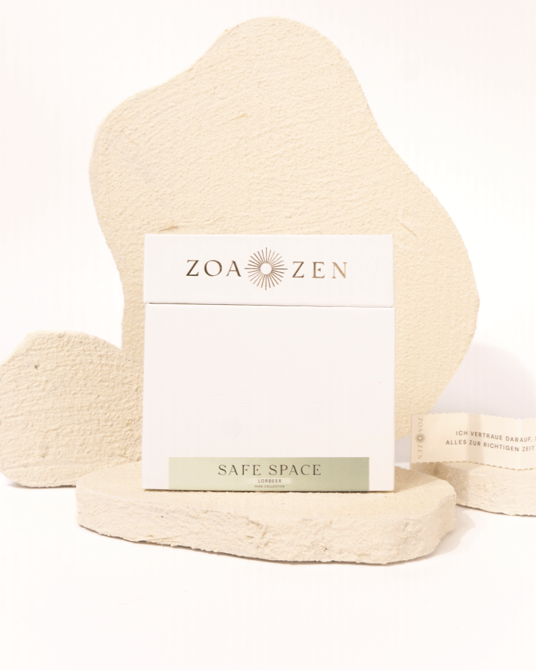 ZoaZen Produktverpackung auf natürlichem Sandstein – minimalistisches Räucherwerk Design
