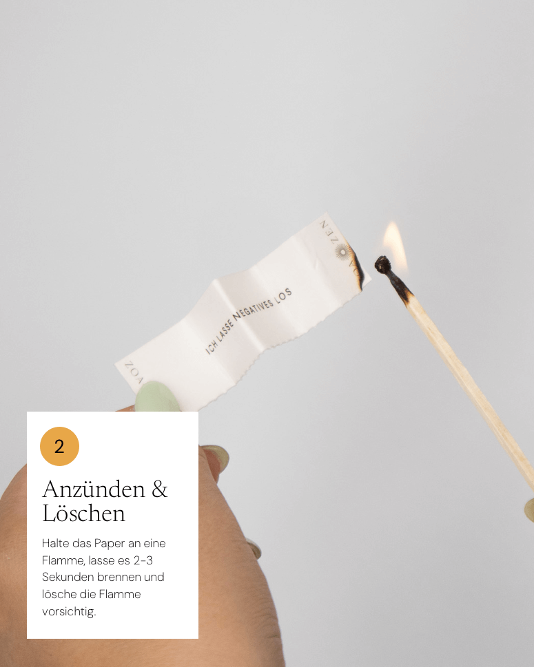 Anzünden und Löschen Papier in hand, Anweisung auf weißem Papier, brennende Zündholz, entspannendes Ritual.