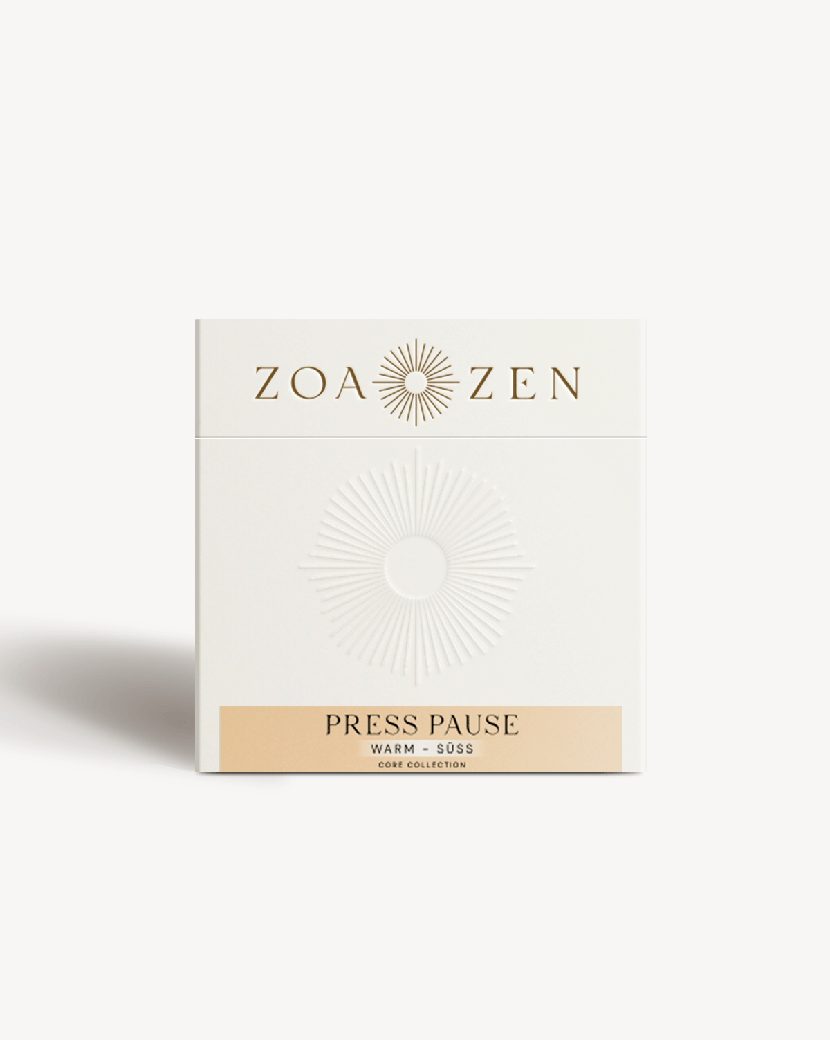 Zoa Zen Druckpause Duftkerze, warmes und süßes Aroma, elegante weiße Verpackung, Teil der Core-Kollektion.