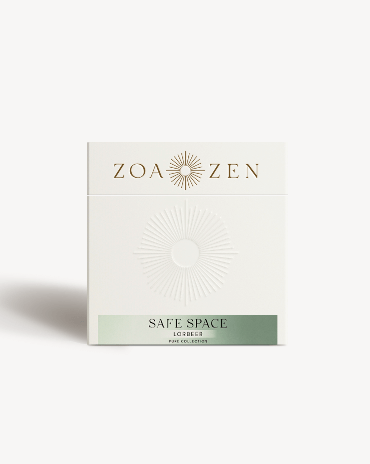 Zoa Zen Safe Space Lorbeer Duft Kerze, elegant in weißer Verpackung, Teil der Pure Collection.