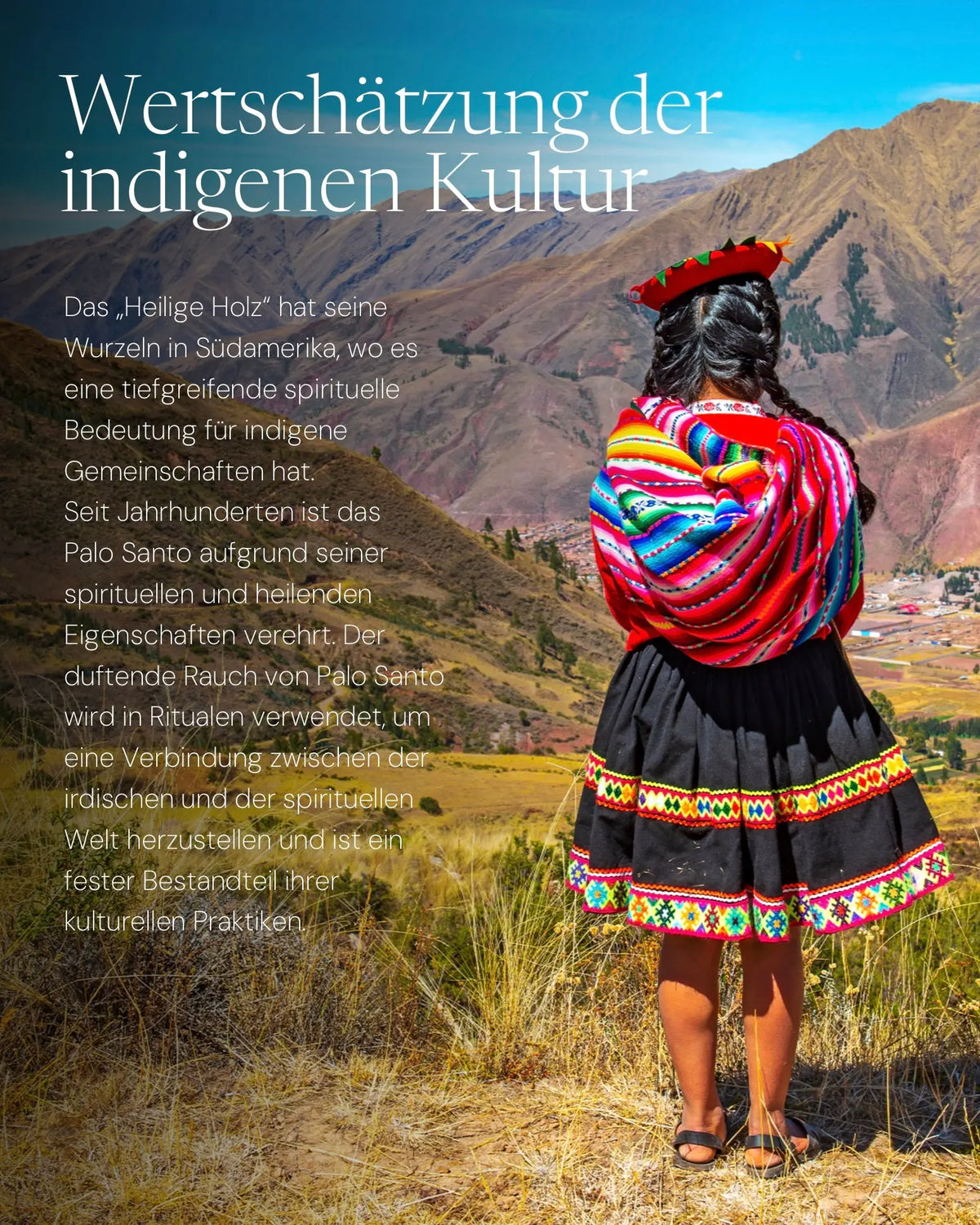 Frau in traditioneller peruanischer Kleidung blickt über die Anden – Wertschätzung der indigenen Kultur hinter Palo Santo