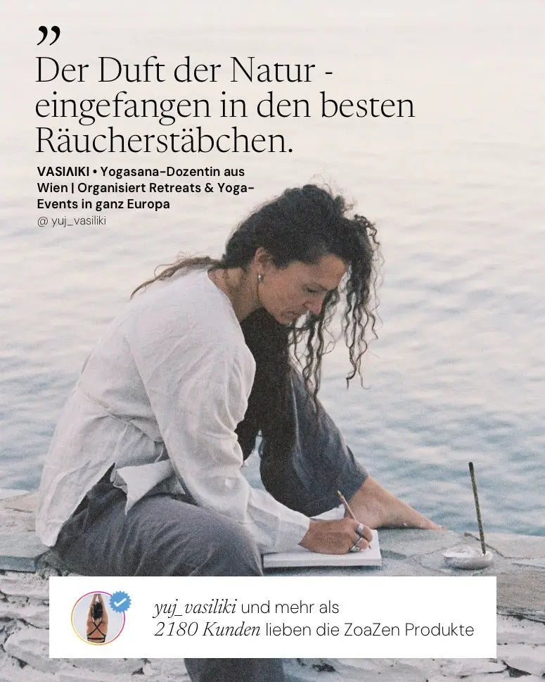 Yogasana-Dozentin Vasiliki am Wasser mit Räucherstäbchen – Kundenstimme über ZoaZen Palo Santo Räucherprodukte